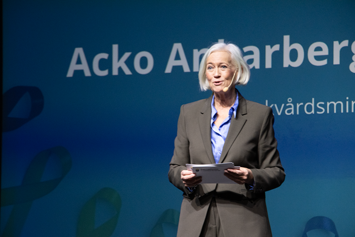 Acko Ankarberg Johansson håller tal.