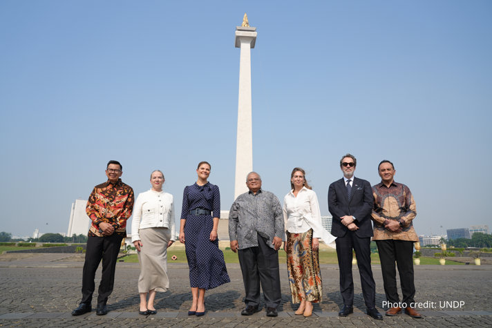 Kronprinsessan Victoria, Diana Janse och Daniel Blockert tillsammans med partners från UNDP och Indonesien framför Indonesiens nationalmonument.