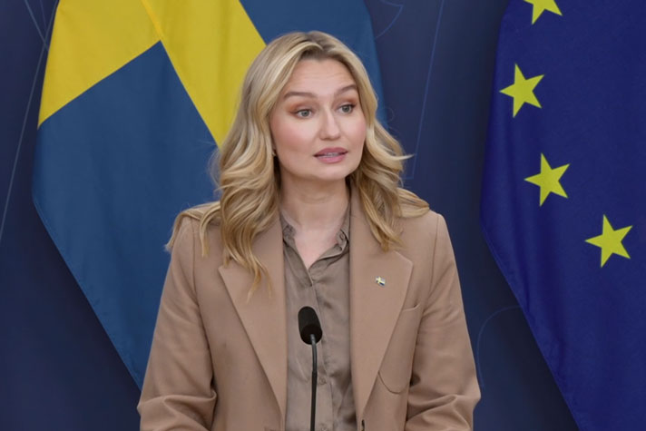 energi- och näringsminister Ebba Busch i halvfigur vid en talarstol