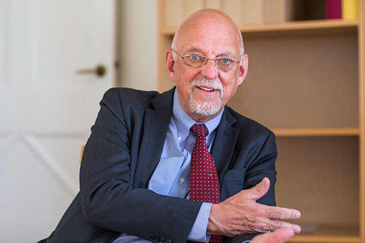 Hans Dahlgren sitter i ett arbetsrum.