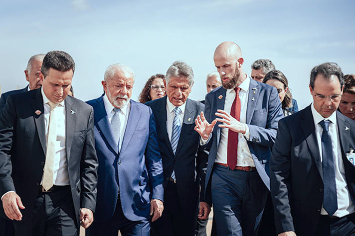 Minister för civilt försvar Carl-Oskar Bohlin i samtal med Brasiliens president Lula da Silva.