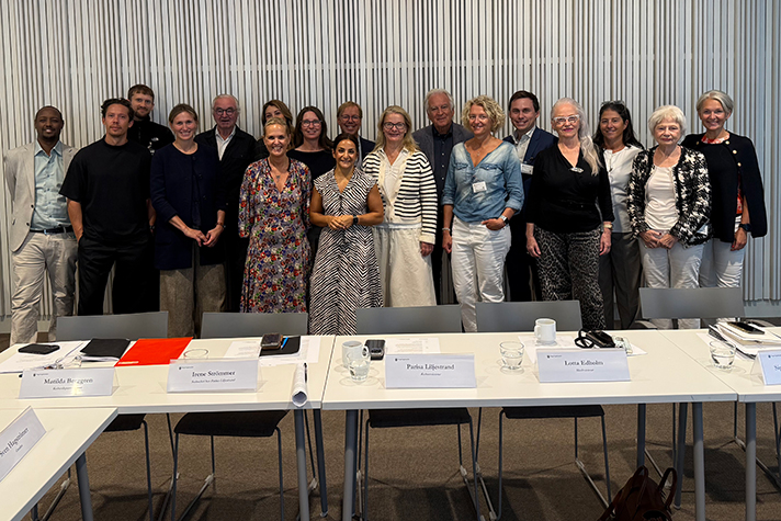 Gruppbild på rådet för ett läsande land med statsråden längst fram i mitten.