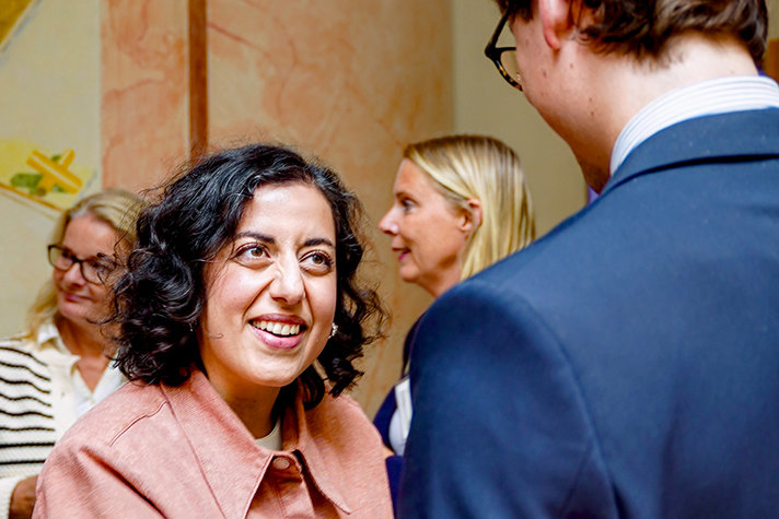 Simona Mohamsson och Lotta Edholm diskuterar med representater för andra riksdagspartier.