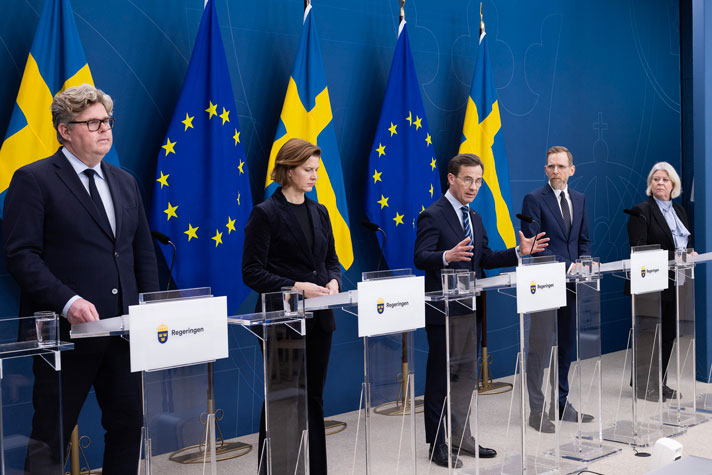 (f.v.) Justitieminister, Gunnar Strömmer, jämställdhets­minister Nina Larsson, statsminister Ulf Kristersson, social­minister Jakob Forssmed, socialtjänstminister,  Camilla Waltersson Grönvall.