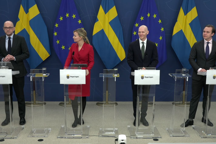 De fyra medverkande står bakom var sin talarstol.