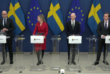 De fyra medverkande står bakom var sin talarstol.