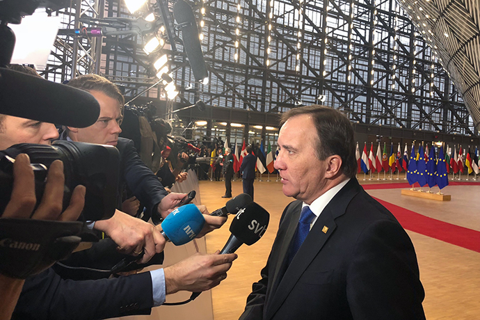 Stefan Löfven talar med media inför mötet. Stefan Löfven talar med media inför mötet.