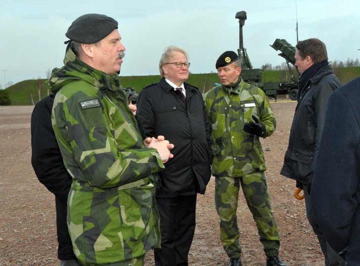 Peter Hultqvist stående utomhus med personal från Lv 6.