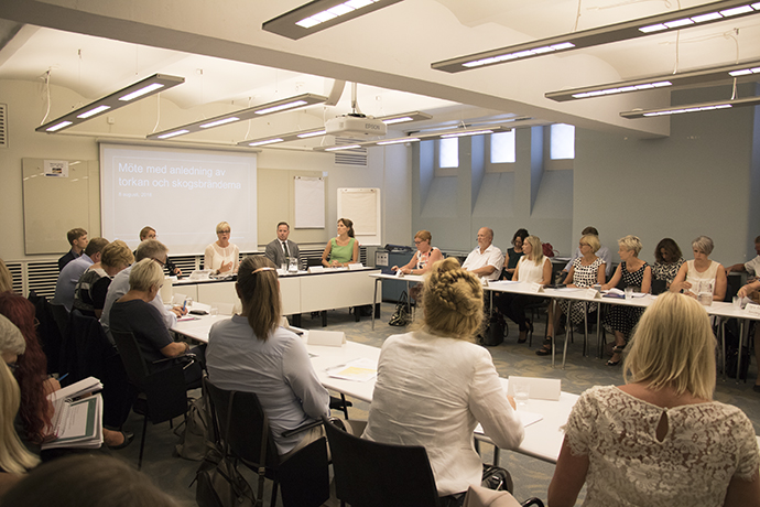 Ett rum med många mötesdeltagare.