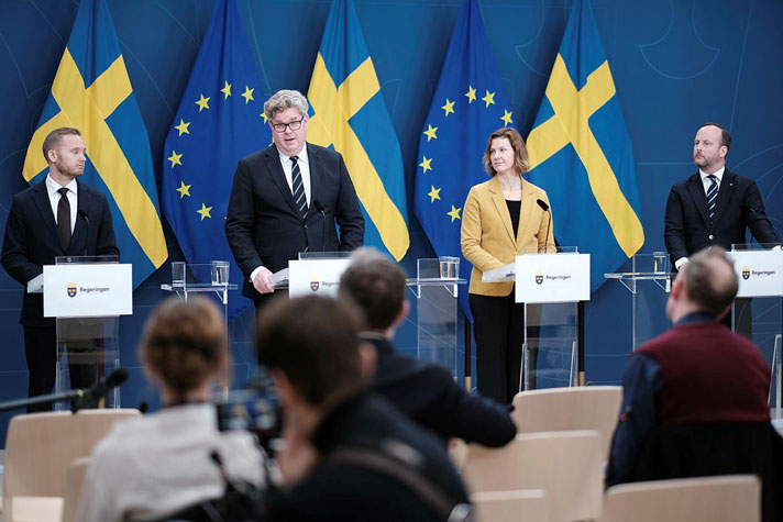 De medverkande står vid var sin talarpulpet.