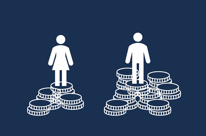 Illustration med blå bakgrund. En kvinna står på en hög med pengar, en man står på en större hög med pengar.