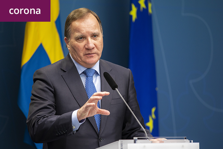 Stefan Löfven står vid ett talarpodium och håller pressträff.