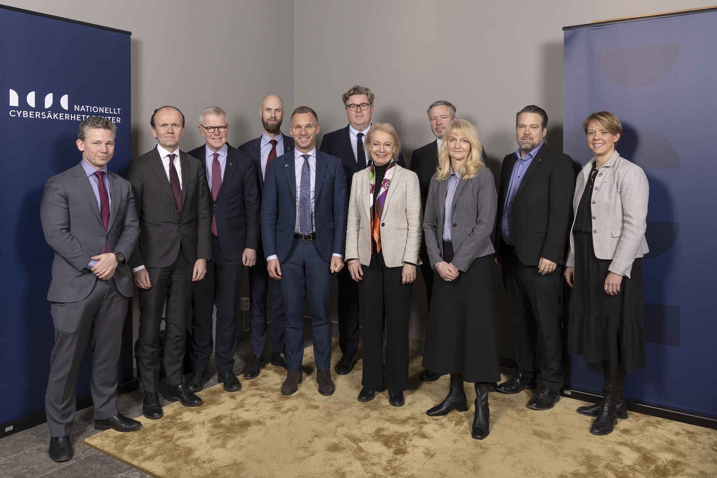 På bilden: Försvarsminister Pål Jonsson, Mikael Granholm, generaldirektör Försvarsmakten, Björn Lyrvall, generaldirektör FRA, minister för civilt försvar Carl-Oskar Bohlin, civilminister Erik Slottner, justitieminister Gunnar Strömmer, Charlotte Petri Gornitzka, generaldirektör MSB, Dan Sjöblom, generaldirektör PTS, Charlotte von Essen, säkerhetspolischef Säpo, Johan Olsson, chef NOA, Polisen, Eva Hagwall, överdirektör FMV.