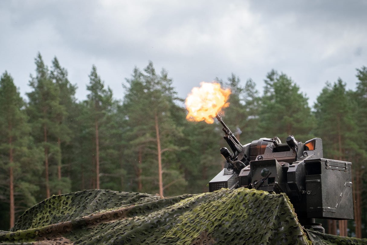 En plattform med kulspruta skjuter upp i luften.