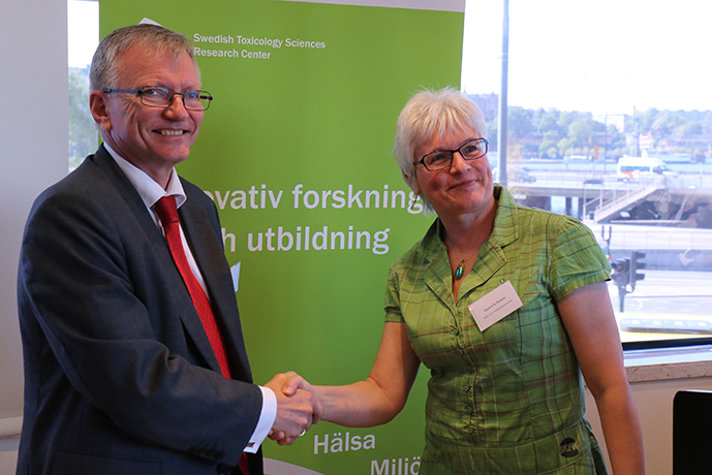 Åke Bergman, chef för Swetox, och statssekreterare Gunvor G Ericson