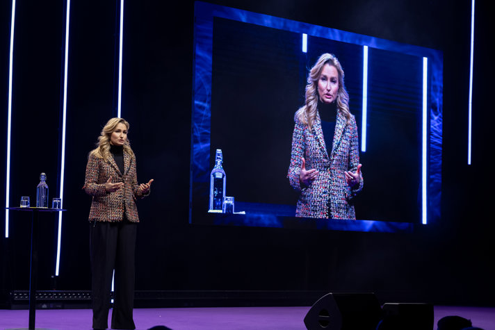 Energi- och näringsminister Ebba Busch står på en scen och håller tal.