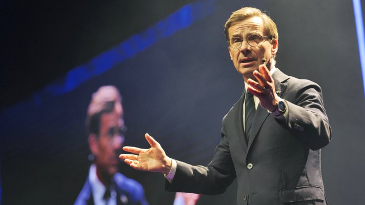 Statsminister Ulf Kristersson fotograferad i halvfigur när han håller tal