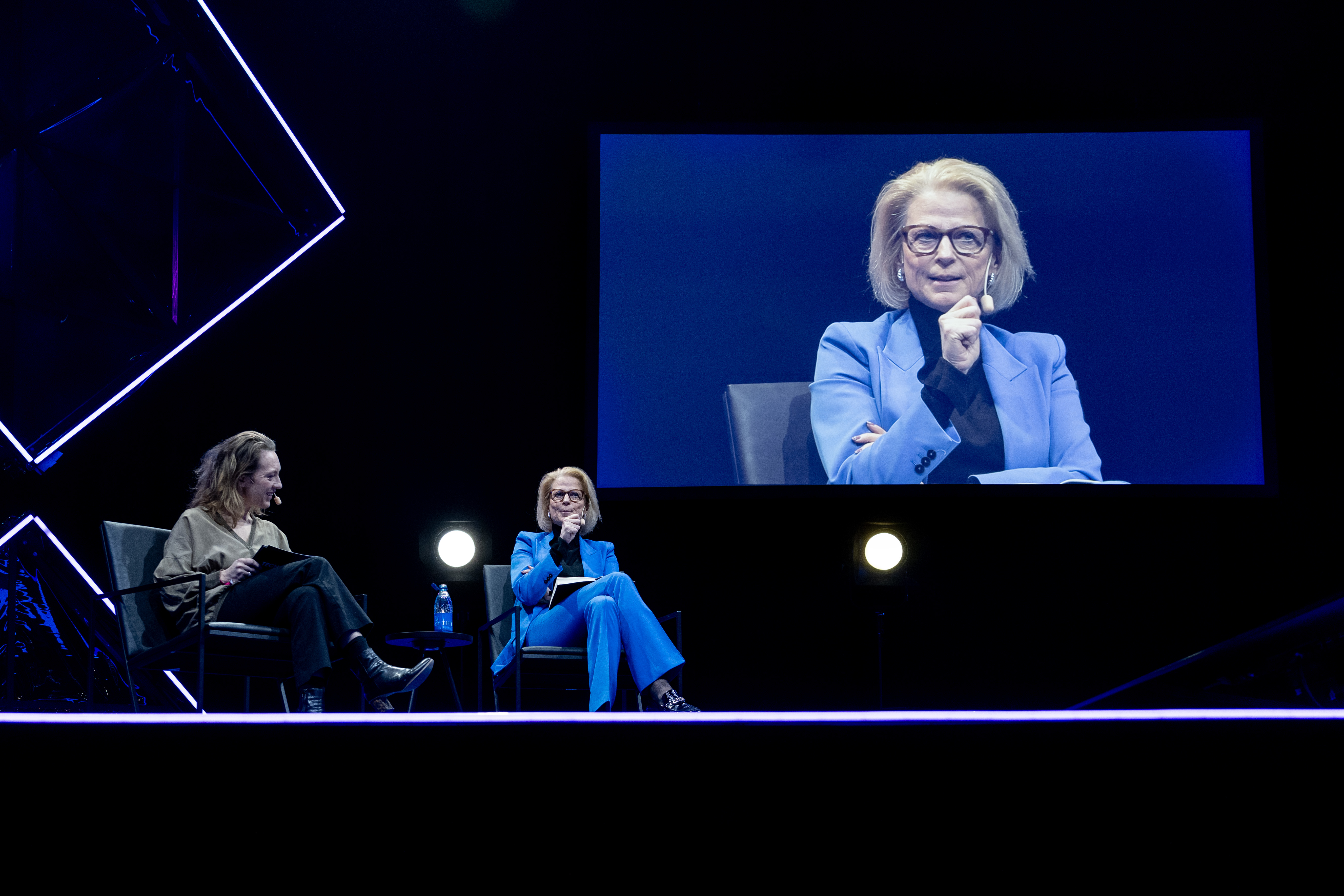 Finans­minister Elisabeth Svantesson sitter i en stol på en scen och blir intervjuad.