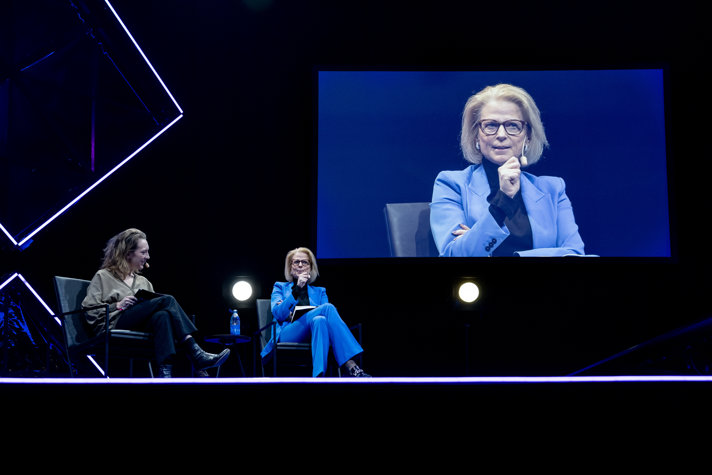 Finansminister Elisabeth Svantesson sitter i en stol på en scen och blir intervjuad.