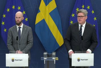 Minister för civilt försvar Carl-Oskar Bohlin och justitieminister Gunnar Strömmer avbildade i halvfigur står bakom var sin talarpulpet.