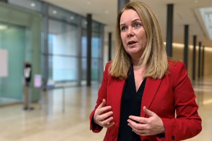 Sveriges landsbygdsminister Jennie Nilsson står och pratar in i en kamera inför ett möte i ministerrådet.