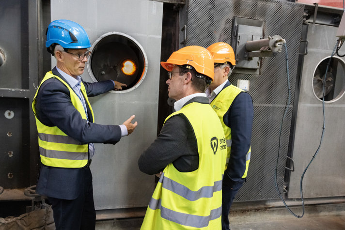 Vid besöket i Linköping fick statsministern en demonstration av ett kraftvärmeverk.