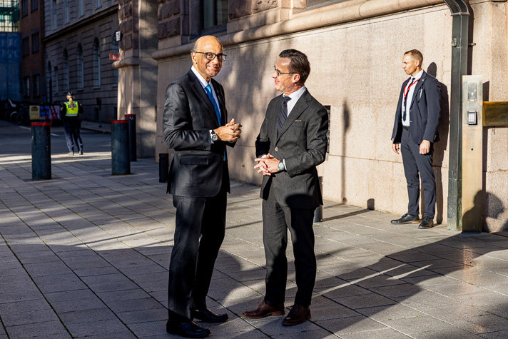 Statsministern välkomnar presidenten utanför Rosenbad.