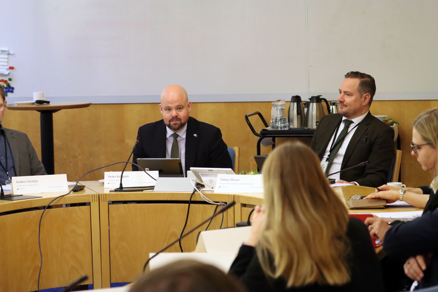 Peter Kullgren i samtal med mötesdeltagare.