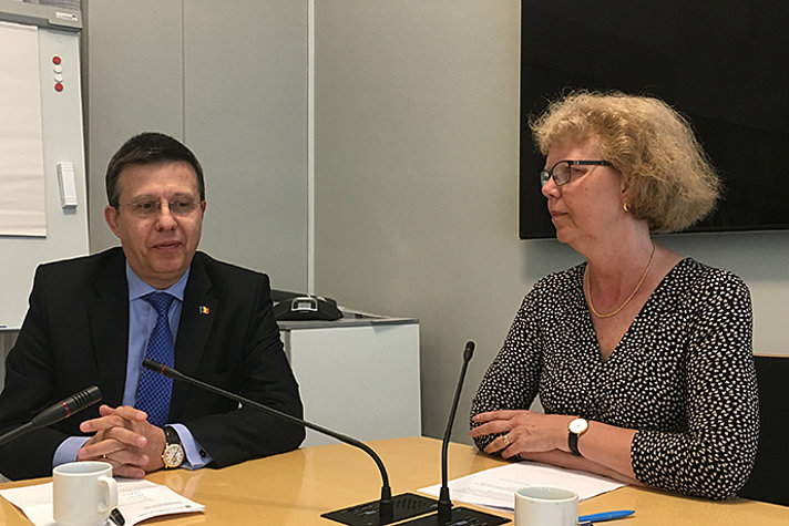 Statssekreterare Madeleine Harby Samuelson och Rumäniens ambassadör Iulian Buga.