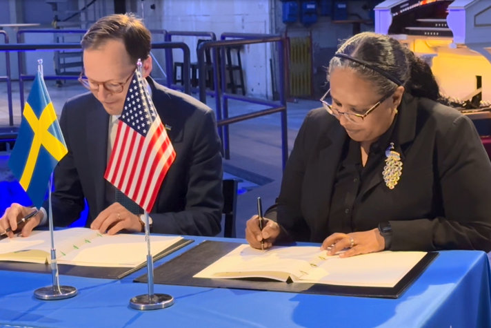 Utbildningsminister Mats Persson och Asmeret Asefaw Berhe, direktör för vetenskapskontoret i USA:s energidepartement