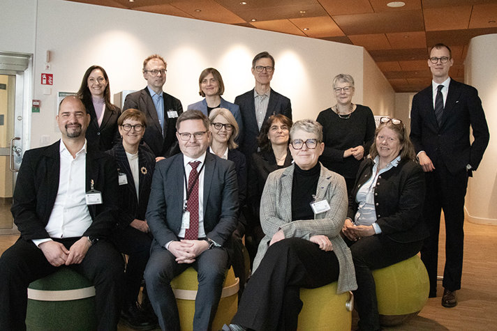 Kommittén sitter och står i en gruppbild tillsammans