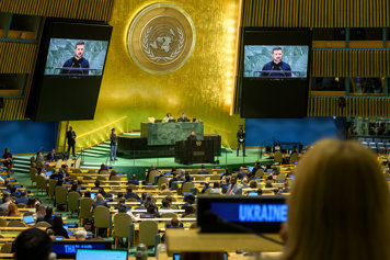 Volodymyr Zelenskyj på podiet i FN:s generalförsamling.