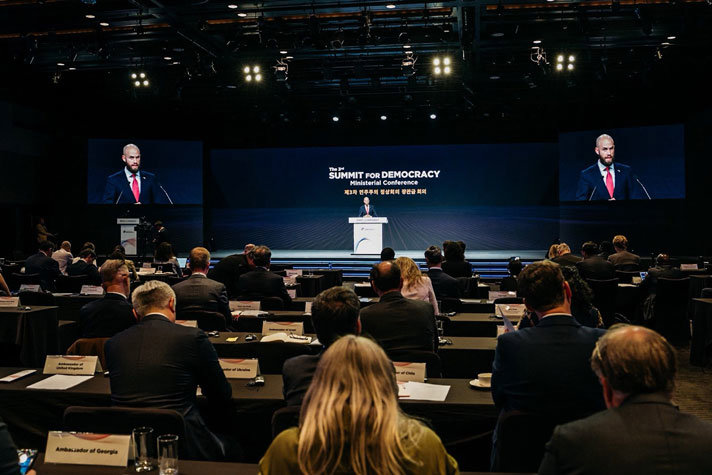 Carl-Oskar i en talarstol framför publik.