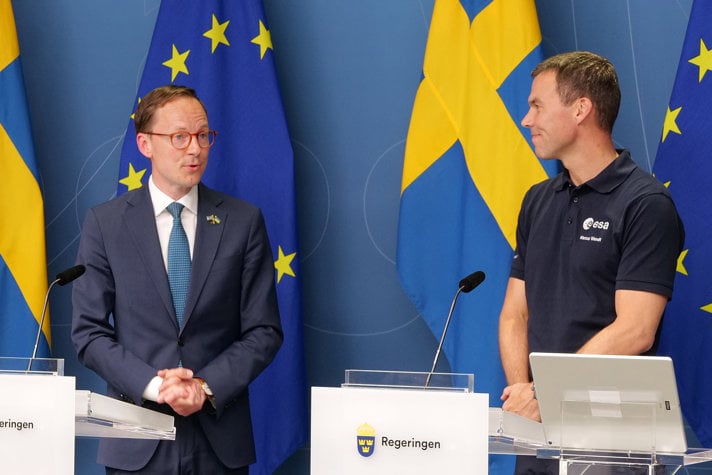 Utbildningsminister Mats Persson och Sveriges nya astronaut Marcus Wandt.