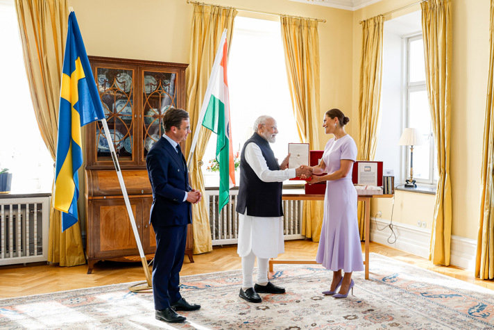 Statsministern tittar på när Indiens premiärminister tar emot Nordstjärneorden från Kronprinsessan.