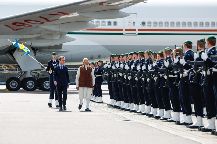 Ulf Kristersson och Narendra Modi går framför honnörsvakt, där soldater står uppställda på rad.