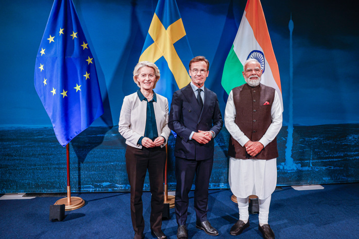 Statsministern, Indiens premiärminister och EU-kommissionens ordförande framför flaggor