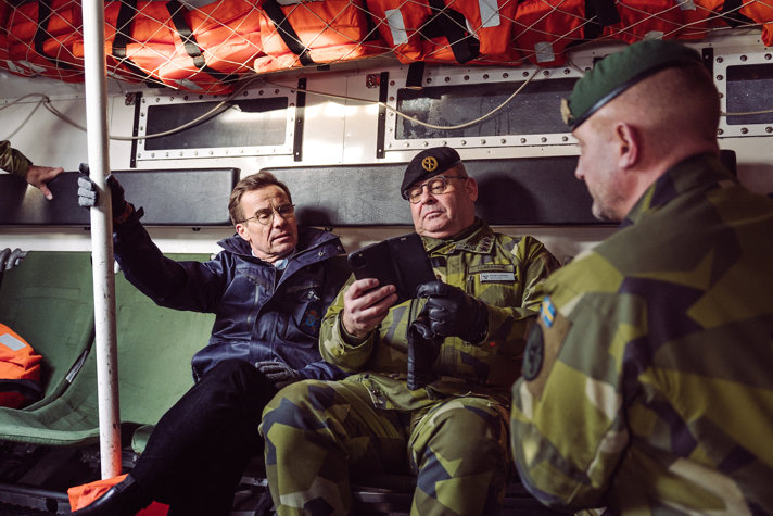 Statsminister Ulf Kristersson och överbefälhavare Michael Claesson.