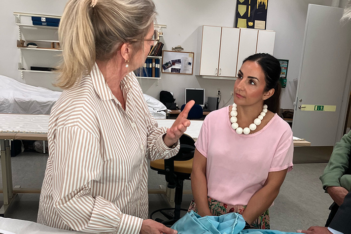 Kulturminister Parisa Liljestrand besökte Kungl. Husgerådskammaren. 