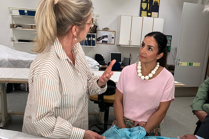 Kulturminister Parisa Liljestrand besökte Kungl. Husgerådskammaren.
