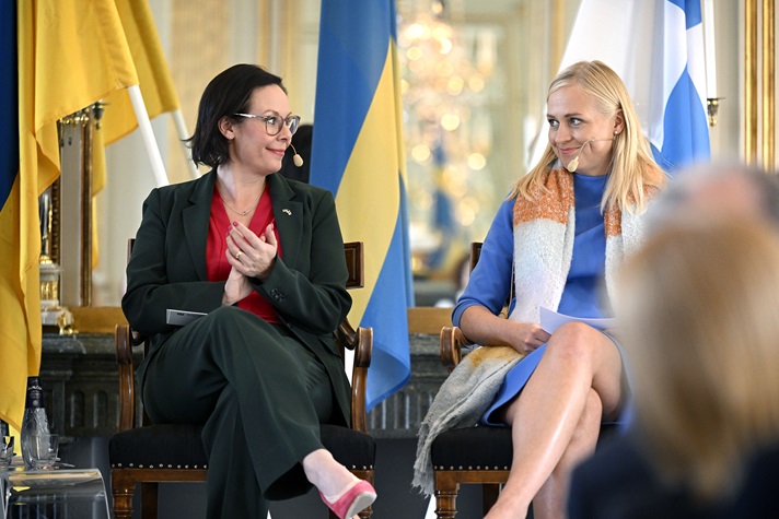 Maria Malmer Stenergard med sin finska utrikesministerkollega Elina Valtonen.