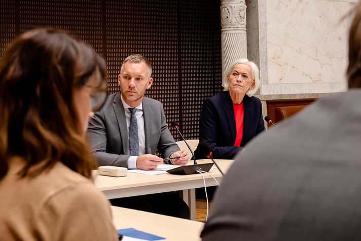Erik Slottner och Acko Ankarberg Johansson lyssnar intensivt.