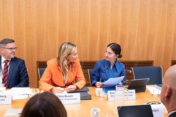 Energi- och näringsminister Ebba Busch och klimat- och miljöminister Romina Pourmokhtari bredvid varandra i samtal