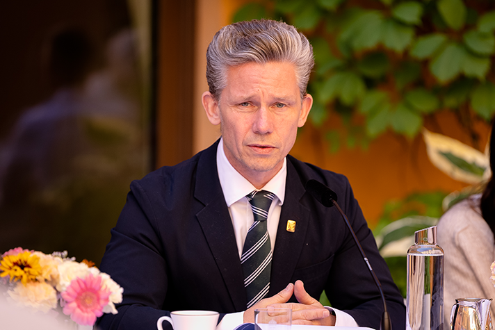 Försvarsminister Pål Jonson under regeringens sommarfika.