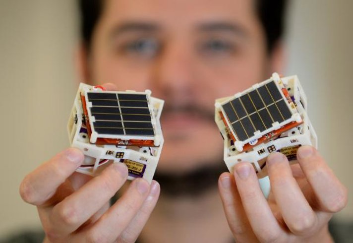 En forskare håller upp teknik som bygger på AI.