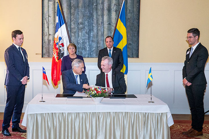 Chiles utrikes- och handelsminister Heraldo Muñoz Valenzuela och landsbygdsminister Sven-Erik Bucht har skrivit under ett avtal om hållbart skogsbruk.