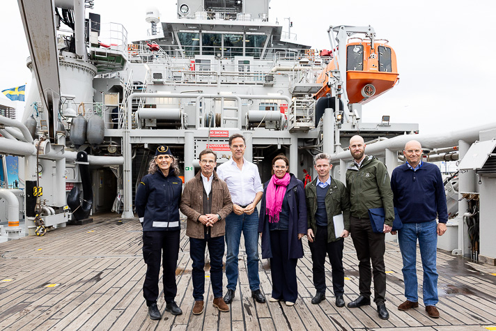 Ulf Kristersson, Mark Rutte, Maria Malmer Stenergard, Pål Jonsson och Carl-Oskar Bohlin står på däck på Amfitrite.
