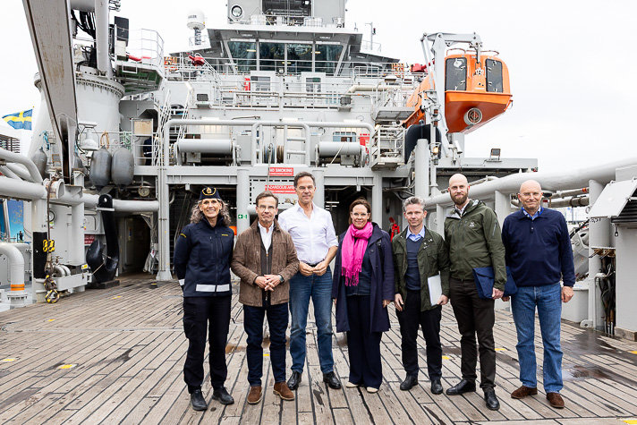 Ulf Kristersson, Mark Rutte, Maria Malmer Stenergard, Pål Jonsson och Carl-Oskar Bohlin står på däck på Amfitrite.