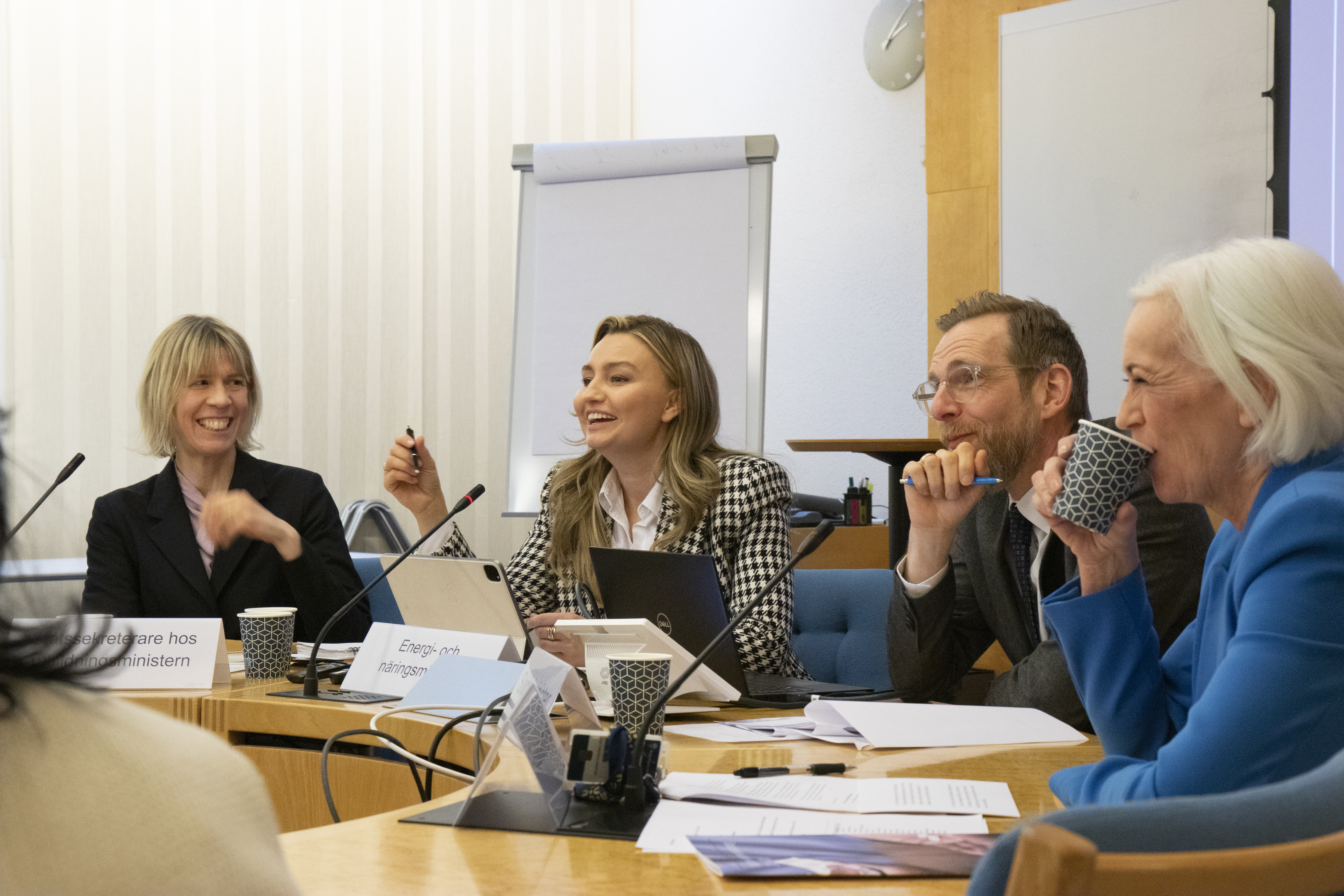 Fyra personer vid ett mötesbord.