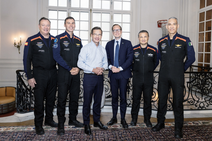 Michael López-Alegría, Marcus Wandt, statsminister Ulf Kristersson, utbildningsminister Mats Persson, Alper Gezeravcı och Walter Villadei.